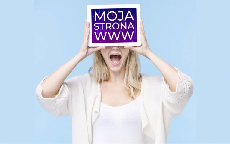 kobieta trzymająca przed twarzą tablet z napisem "moja strona www".