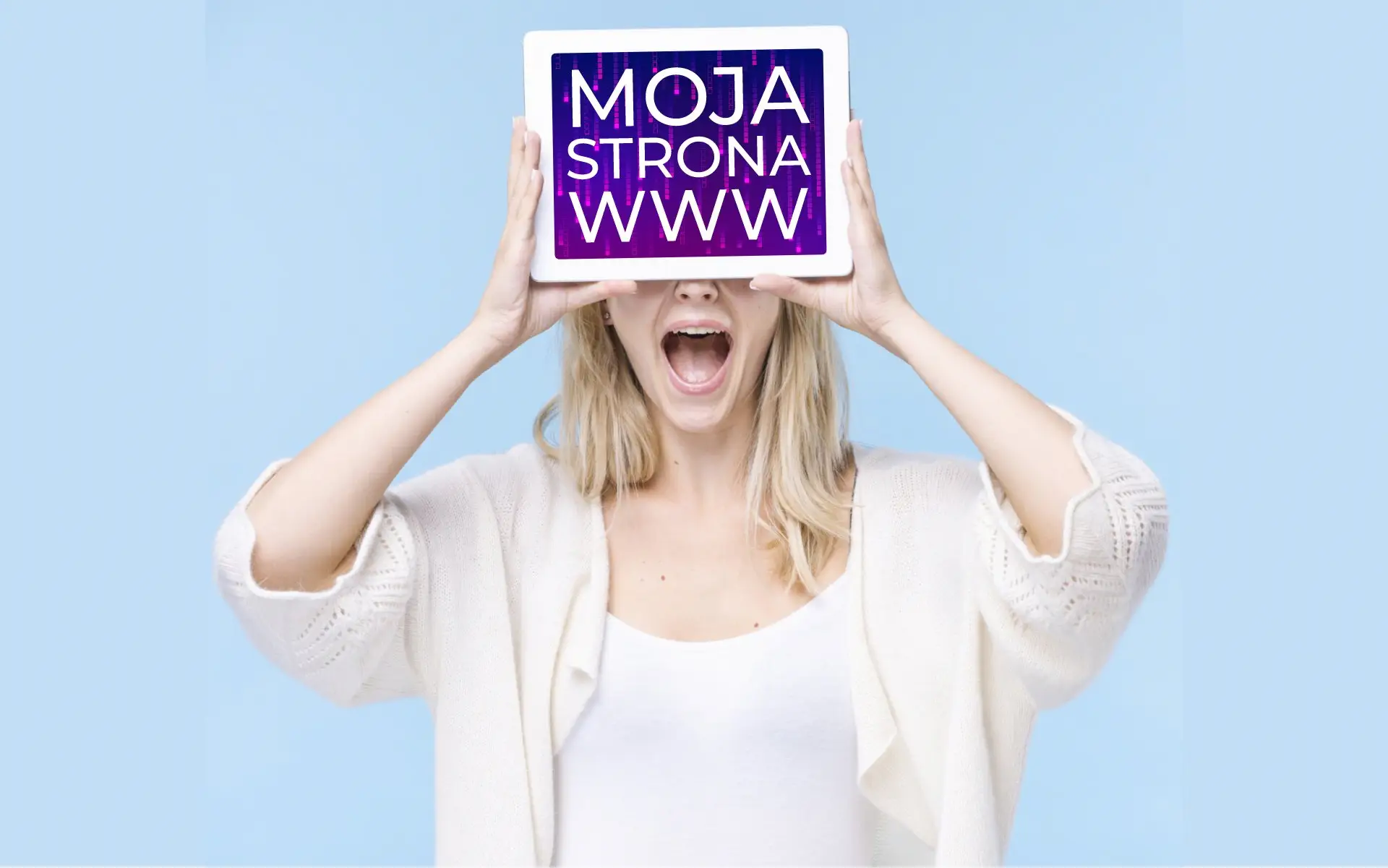 kobieta trzymająca przed twarzą tablet z napisem "moja strona www".
