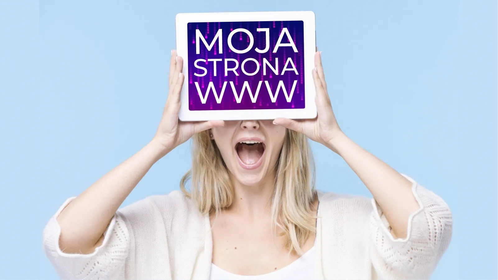 kobieta trzymająca przed twarzą tablet z napisem "moja strona www".