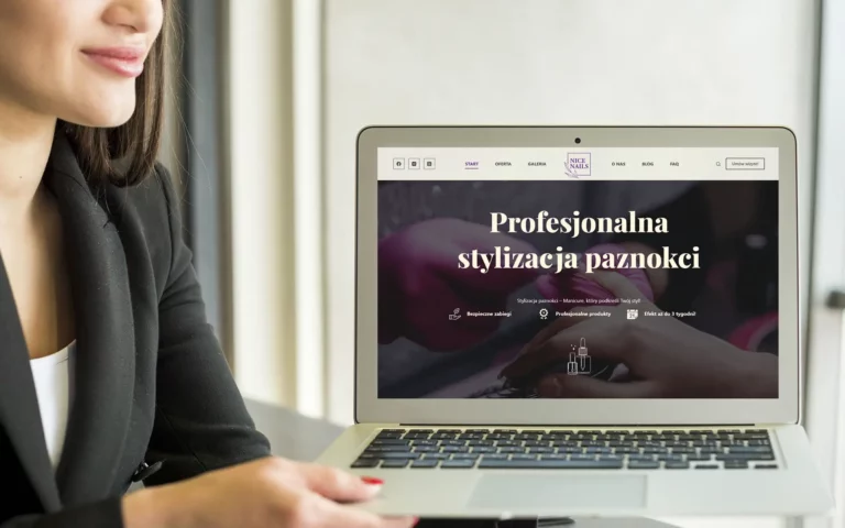 brunetka bizneswoman prezentuje laptop na ekranie którego wyświetlona jest strona one page.