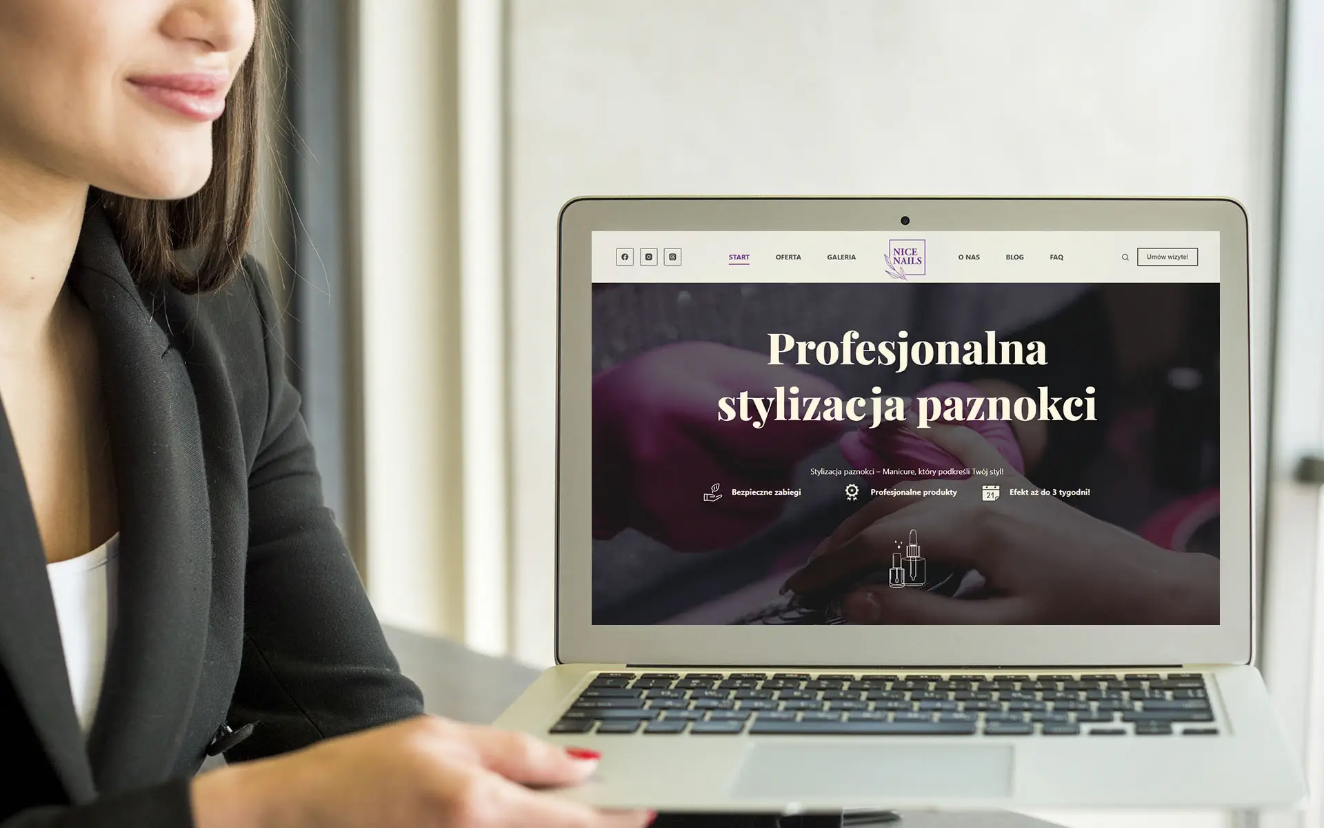 brunetka bizneswoman prezentuje laptop na ekranie którego wyświetlona jest strona one page.