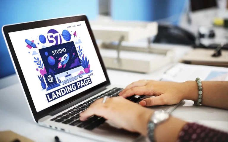 osoba przed laptopem prezentująca skuteczny landing page