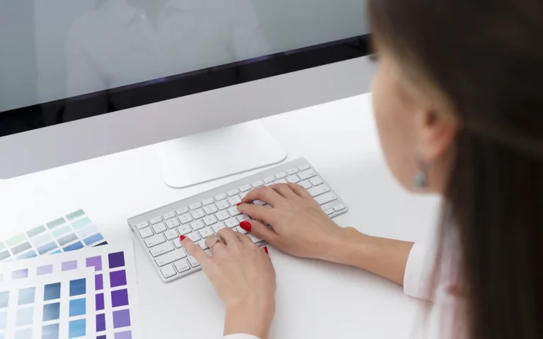 kobieta przy komputerze zastanawia się jak przygotować plik do druku?